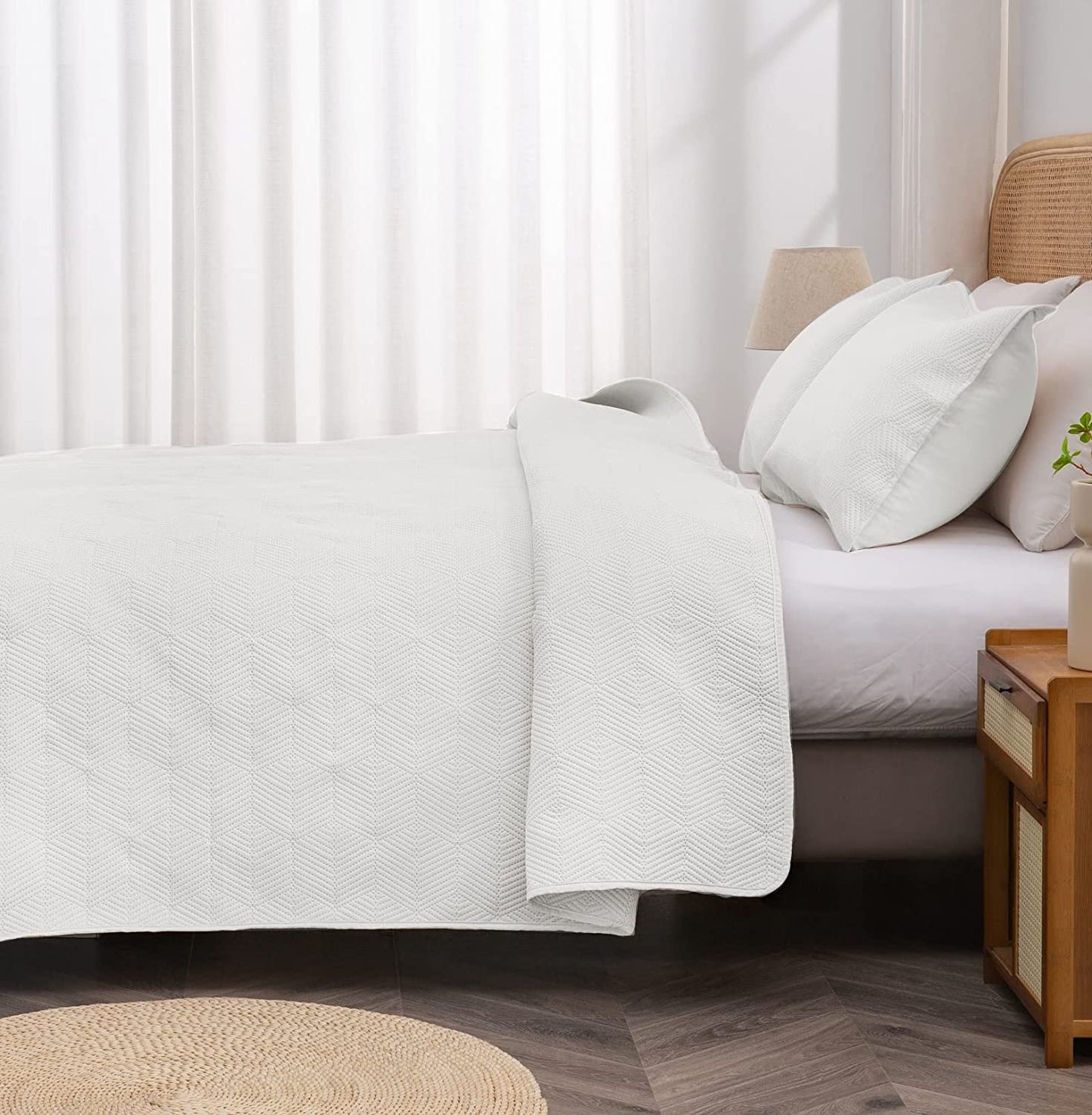 3-Piece White Queen Size Quilt Set,Soft Warm Geometric Ultrasonic Reversible Coverlet Bedspread Set (90 x 90 Inch) with 2 Pillow Sham (20 x 26 Inch)