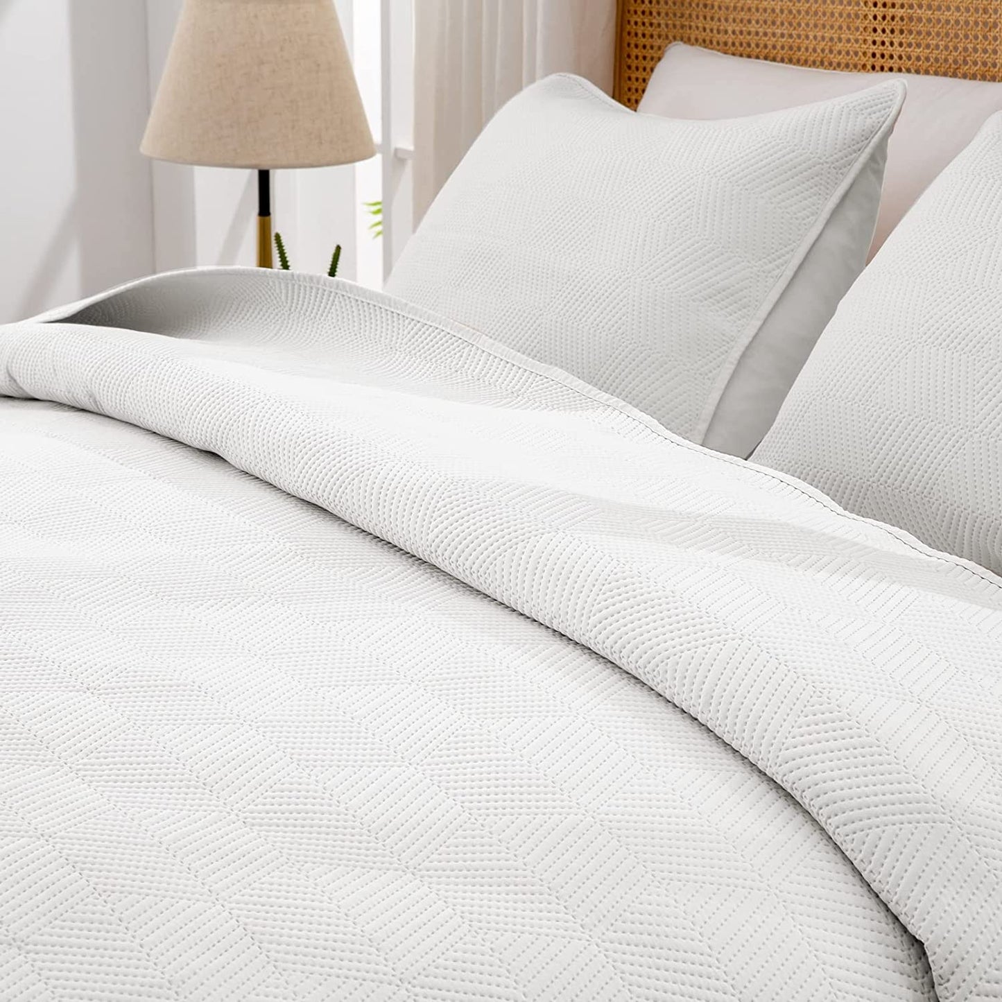 3-Piece White Queen Size Quilt Set,Soft Warm Geometric Ultrasonic Reversible Coverlet Bedspread Set (90 x 90 Inch) with 2 Pillow Sham (20 x 26 Inch)
