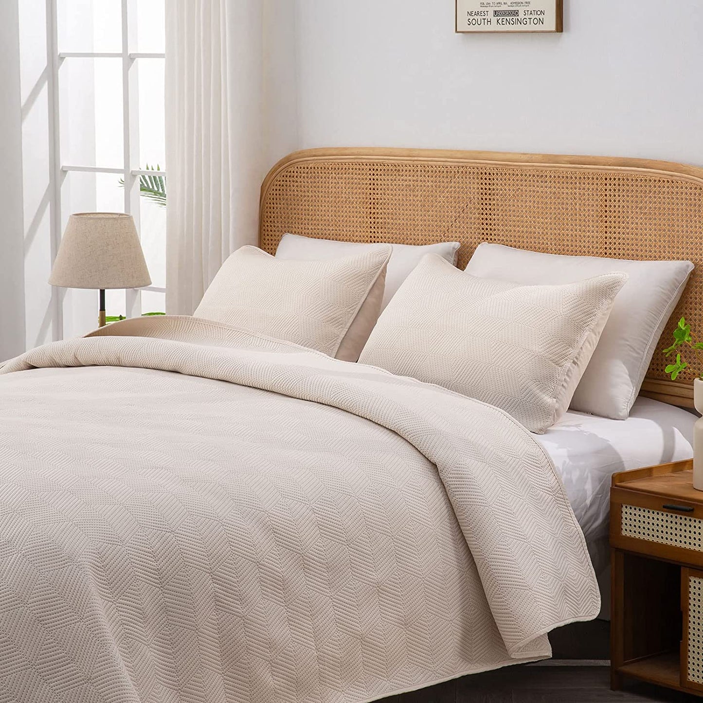 3-Piece Beige Queen Size Quilt Set,Soft Warm Geometric Ultrasonic Reversible Coverlet Bedspread Set (90 x 90 Inch) with 2 Pillow Sham (20 x 26 Inch)