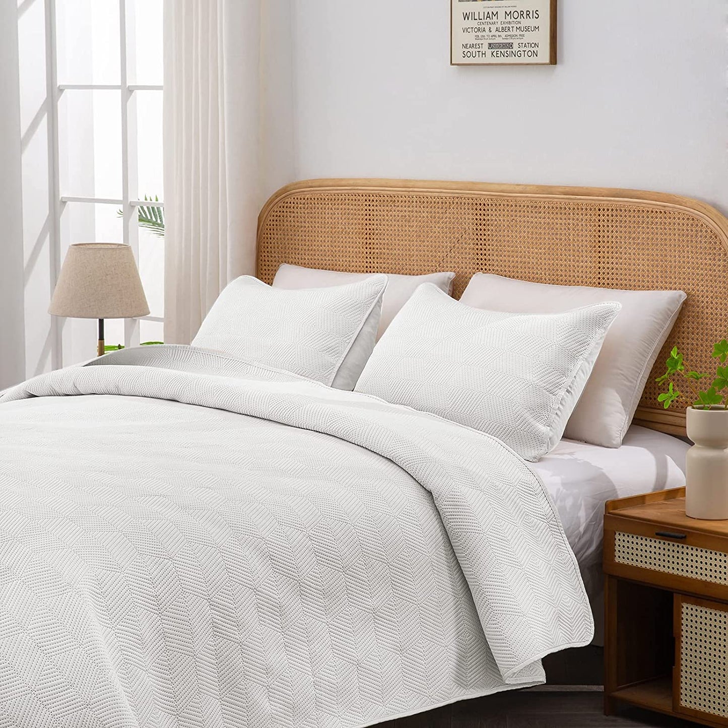 3-Piece White King Size Quilt Set,Soft Warm Geometric Ultrasonic Reversible Coverlet Bedspread Set (104 x 90 Inch) with 2 Pillow Sham (20 x 26 Inch)