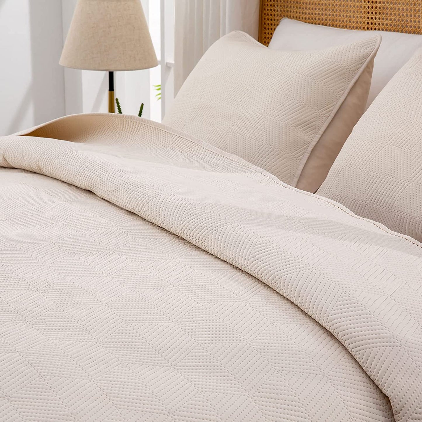3-Piece Beige Queen Size Quilt Set,Soft Warm Geometric Ultrasonic Reversible Coverlet Bedspread Set (90 x 90 Inch) with 2 Pillow Sham (20 x 26 Inch)