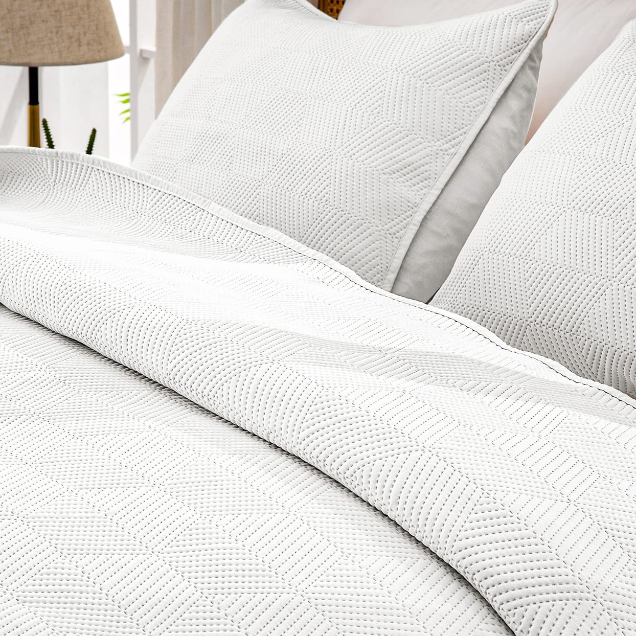 3-Piece White King Size Quilt Set,Soft Warm Geometric Ultrasonic Reversible Coverlet Bedspread Set (104 x 90 Inch) with 2 Pillow Sham (20 x 26 Inch)