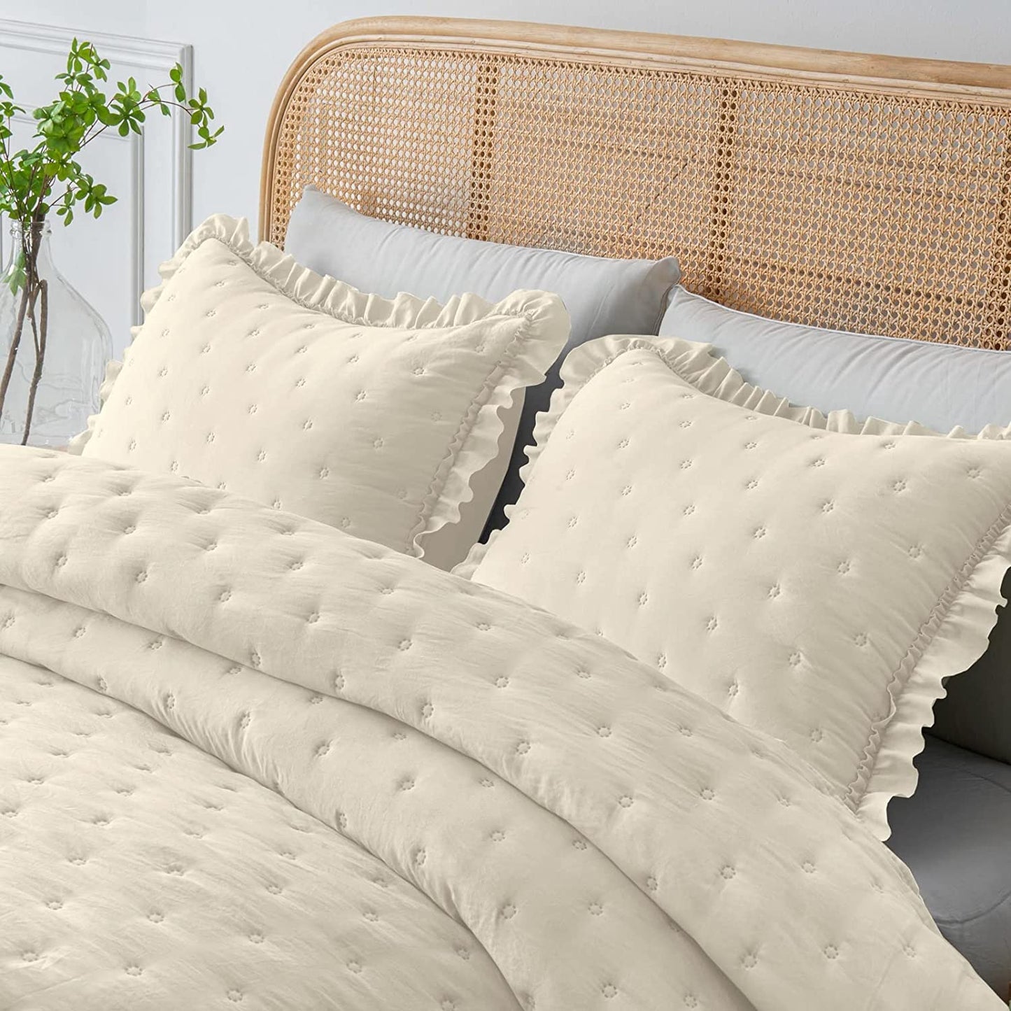 3-Piece Queen Beige Quilt Set,Soft Warm Ultrasonic Reversible Pleated Ruffled Coverlet Bedspread Set (90 x 90 Inch) with 2 Pillow Sham (20 x 26 Inch)