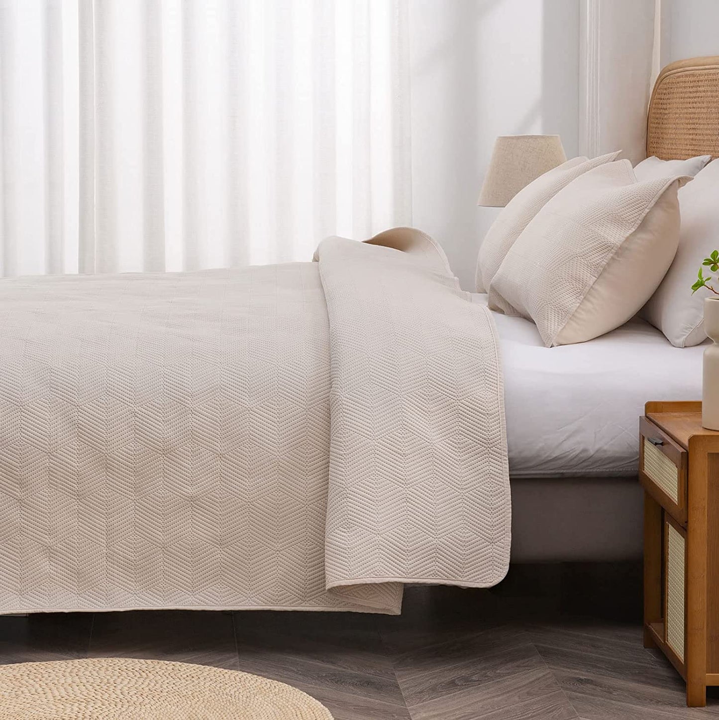 3-Piece Beige Queen Size Quilt Set,Soft Warm Geometric Ultrasonic Reversible Coverlet Bedspread Set (90 x 90 Inch) with 2 Pillow Sham (20 x 26 Inch)
