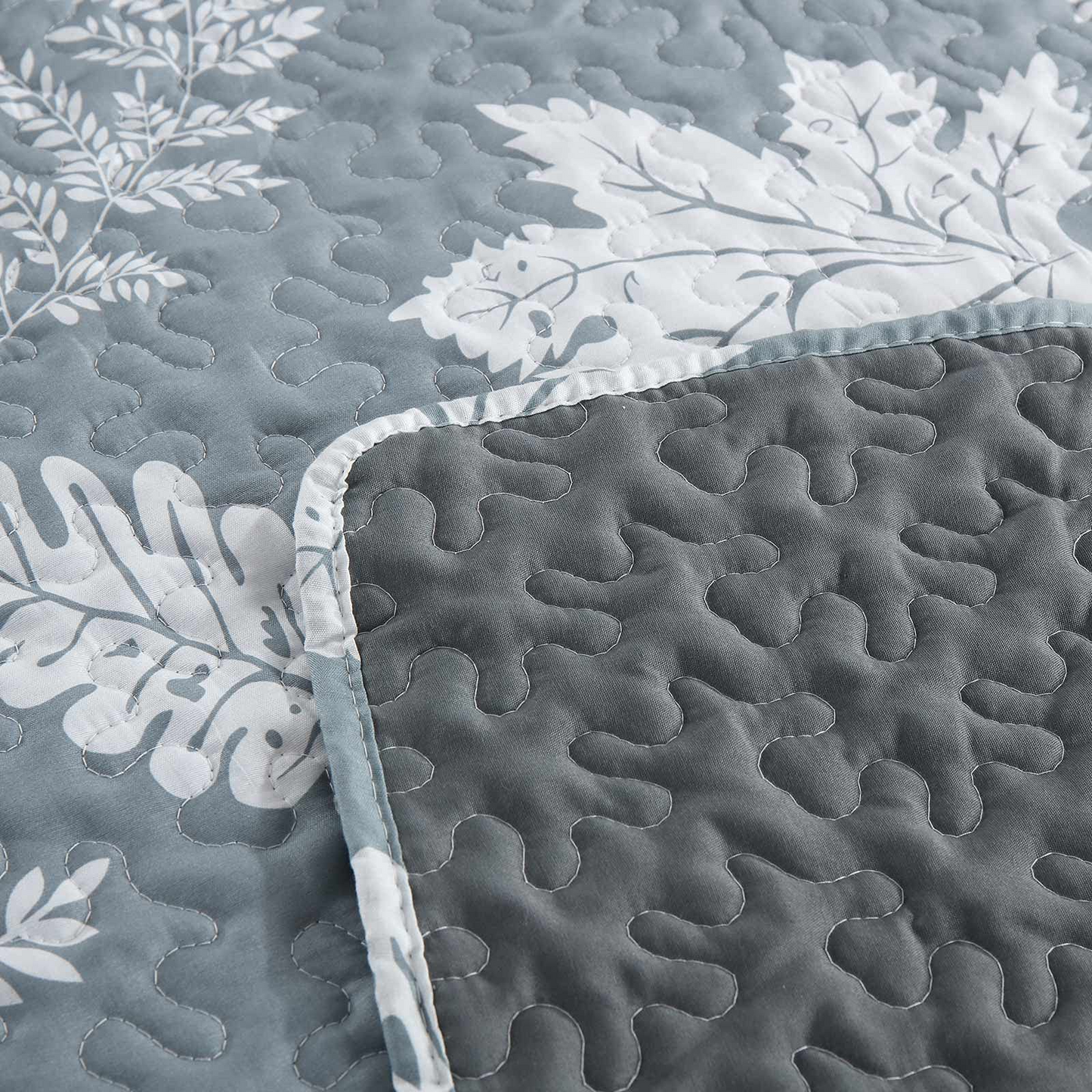 3-Piece Queen Quilt Set, Lightweight Soft Warm Full Size Quilt Bedspread Coverlet (90x90 in) with 2 Pillow Shams (20x26 in) for All Season, Leaf Print