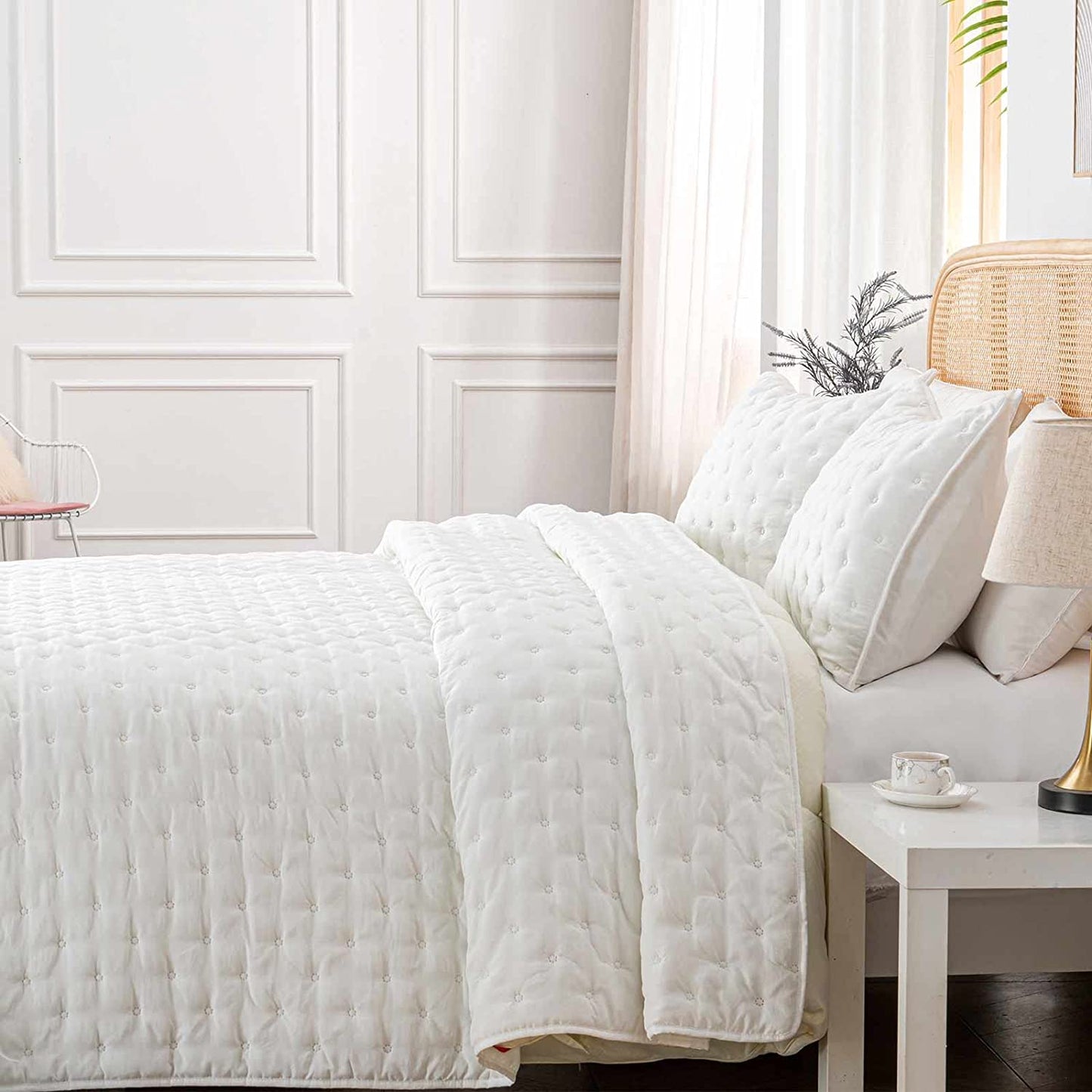 3-Piece Twin White Quilt Set, Soft Warm Ultrasonic Reversible Coverlet Bedspread Set (68 x 90 Inch) with 1 Pillow Sham (20 x 26 Inch)