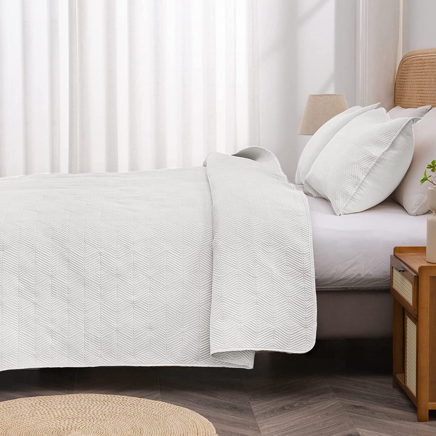 3-Piece White King Size Quilt Set,Soft Warm Geometric Ultrasonic Reversible Coverlet Bedspread Set (104 x 90 Inch) with 2 Pillow Sham (20 x 26 Inch)